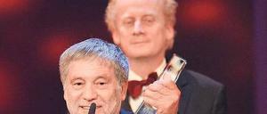 Große Freude. Árpád Bondy (vorne) und Harald Schumann, Autoren der Reportage „Staatsgeheimnis Bankenrettung“, feiern ihren Preis.