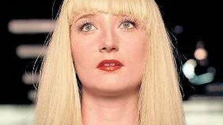 In der Öffentlichkeit macht sich Schauspielschülerin Fine (Stine Fischer Christensen) mit blonder Perücke quasi unsichtbar.F.: Arte