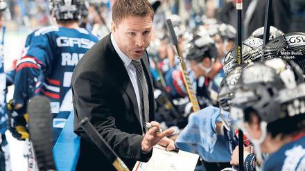 Hört mir denn keiner zu? Eisbären-Trainer Jeff Tomlinson hat bisher nicht die richtige Ansprache für seine Spieler gefunden. Nach fünf Niederlagen in Folge besteht nun aber dringend Redebedarf. Foto: City-Press