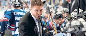 Hört mir denn keiner zu? Eisbären-Trainer Jeff Tomlinson hat bisher nicht die richtige Ansprache für seine Spieler gefunden. Nach fünf Niederlagen in Folge besteht nun aber dringend Redebedarf. Foto: City-Press