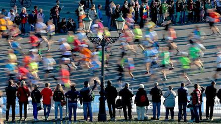 Was ihnen wohl durch den Kopf geht? Läufer beim 40. Berlin-Marathon. 