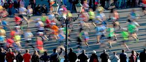 Was ihnen wohl durch den Kopf geht? Läufer beim 40. Berlin-Marathon.