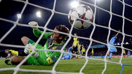 Auftakt eines gebrauchten Abends: higuain trift zum 1:0 für Neapel, Weidenfeller am Boden. Kurz darauf fliegt der Torwart vom Platz.