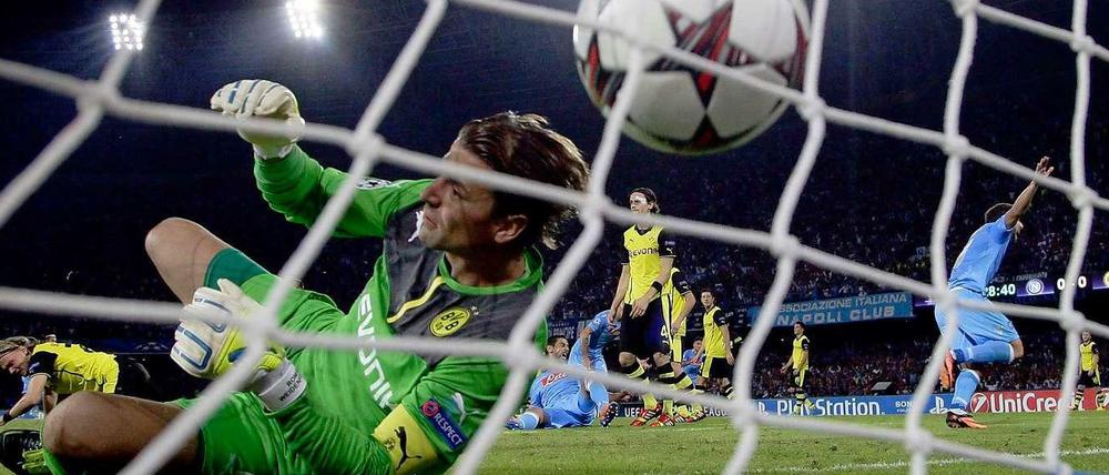 Auftakt eines gebrauchten Abends: higuain trift zum 1:0 für Neapel, Weidenfeller am Boden. Kurz darauf fliegt der Torwart vom Platz.