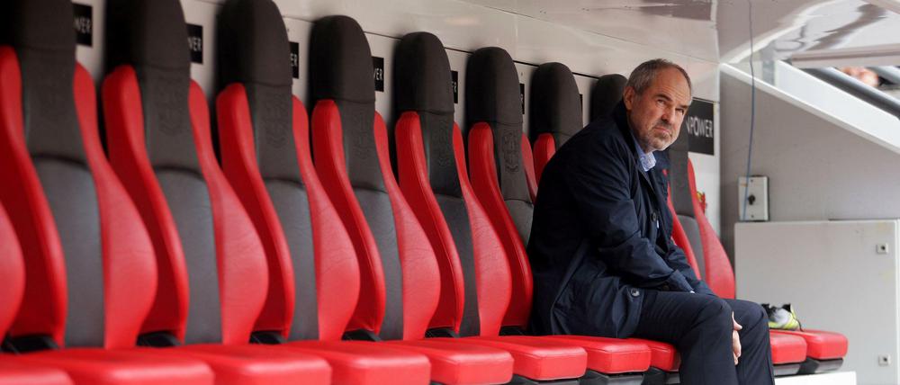 Der spinnt, der Holzhäuser. Das zumindest haben die Kollegen immer wieder gesagt, wenn Leverkusens Geschäftsführer mal wieder mit schrägen Ideen um die Ecke kam. Nach vier Jahrzehnten tritt Holzhäuser nun zurück. „Ich hab’s mir leichter vorgestellt“, sagt er.