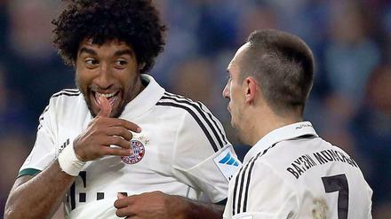 Dante und Ribery feiern den Auswärtssieg auf Schalke.