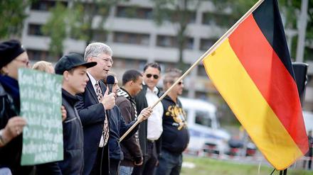 Wahlkampf: Der Bundesvorsitzende der rechtspopulistischen Vereinigung Pro Deutschland, Manfred Rouhs (Mitte), steht am 21.09.2013 zusammen mit einigen anderen Parteianhängern auf einem ansonsten menschenleeren Platz in Berlin.