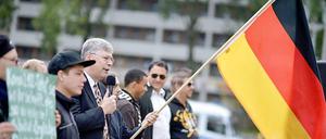 Wahlkampf: Der Bundesvorsitzende der rechtspopulistischen Vereinigung Pro Deutschland, Manfred Rouhs (Mitte), steht am 21.09.2013 zusammen mit einigen anderen Parteianhängern auf einem ansonsten menschenleeren Platz in Berlin.