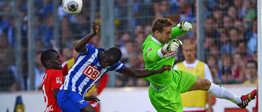 Drunter und drüber ging es teilweise vor den Toren, wie hier zwischen Adrian Ramos (2. v. l.) und Oliver Baumann. Doch am Ende blieb es beim 1:1.