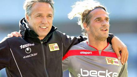 Trainer Uwe Neuhaus mit dem Heimkehrer und Doppeltorschützen Sören Brandy.