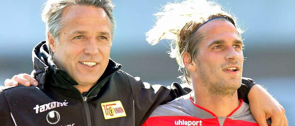 Trainer Uwe Neuhaus mit dem Heimkehrer und Doppeltorschützen Sören Brandy.