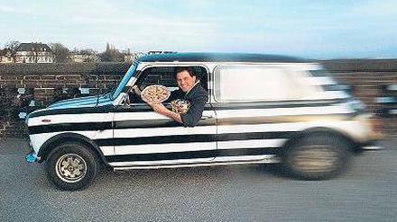 Angerollt. 1988 fuhr Gründer Carsten Gerlach in Hamburg seine Ware selbst aus. Heute machen das andere auf Elektrorollern.