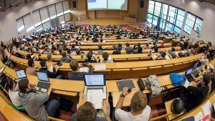 Studierende sitzen im Hörsaal.