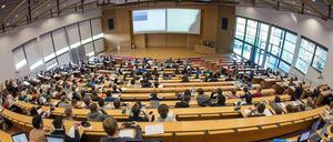Studierende sitzen im Hörsaal.