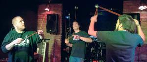 Fingerfertig. Kaum zu glauben – es gibt deutsche Jo-Jo-Meister: Andres Pegam (v. r. n. l.), Bao Dang und Marc Freudenreich haben einen Titel zu verteidigen. Fotos: Björn Kietzmann