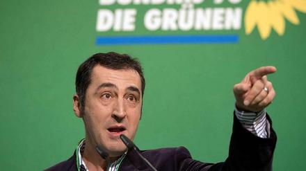Der Parteivorsitzende Cem Özdemir betonte auf dem Parteitag, dass die Grünen wieder eigenständiger werden müssen. Er sagte: „Das ist keine Metapher für Schwarz-Grün, es kann auch Rot-Rot-Grün heißen“.
