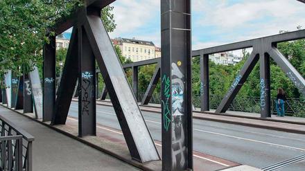 Übermalungen. Die ehemalige Siegfriedbrücke wurde 1931 nach dem Verleger Gustav Langescheid benannt.