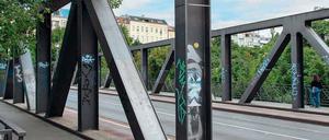 Übermalungen. Die ehemalige Siegfriedbrücke wurde 1931 nach dem Verleger Gustav Langescheid benannt.