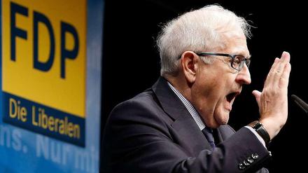 Er kämpft. Rainer Brüderle ist das Gesicht der FDP. Aber er schleppt sich, belastet durch einen Beinbruch, durch den Wahlkampf. Und in der Partei warten sie ab.