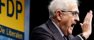 Er kämpft. Rainer Brüderle ist das Gesicht der FDP. Aber er schleppt sich, belastet durch einen Beinbruch, durch den Wahlkampf. Und in der Partei warten sie ab.