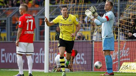 The Big Lewandowski. Gegen den SC Freiburg markierte Robert Lewandowski (Bildmitte) zwei Treffer. Allerdings machten es die Freiburger den Dortmundern auch verhältnismäßig leicht – weil sie mitspielen wollten und nicht tief genug verteidigten. 