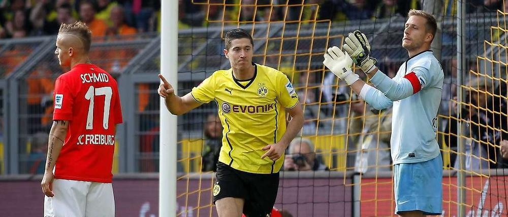 The Big Lewandowski. Gegen den SC Freiburg markierte Robert Lewandowski (Bildmitte) zwei Treffer. Allerdings machten es die Freiburger den Dortmundern auch verhältnismäßig leicht – weil sie mitspielen wollten und nicht tief genug verteidigten. 