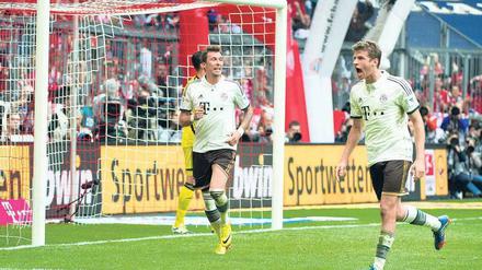 Befreiung nach einer Stunde. Nationalspieler Thomas Müller (rechts) erlöste die Münchner gegen Wolfsburg mit seinem ersten Bundesligatreffer in dieser Saison. 