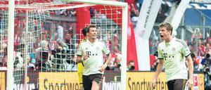 Befreiung nach einer Stunde. Nationalspieler Thomas Müller (rechts) erlöste die Münchner gegen Wolfsburg mit seinem ersten Bundesligatreffer in dieser Saison. 