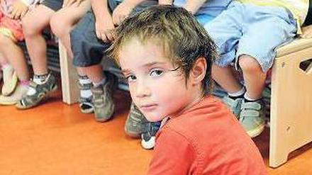Jedes siebte Kind ist trotz der vergleichsweise guten Lage am Arbeitsmarkt nach wie vor auf Hartz IV angewiesen. „15 Prozent aller Kinder unter 15 Jahren in Deutschland waren 2012 in der Grundsicherung für Arbeitsuchende gemeldet – insgesamt 1,62 Millionen. Davon lebte die Hälfte in einem Alleinerziehenden-Haushalt“, heißt es in einer neuen Studie der Bundesagentur für Arbeit (BA). Grund dafür ist häufig fehlende Kinderbetreuung, die Alleinerziehenden die Annahme eines Jobs erschwert, heißt es dazu bei der BA. Foto: dpa