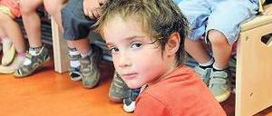 Jedes siebte Kind ist trotz der vergleichsweise guten Lage am Arbeitsmarkt nach wie vor auf Hartz IV angewiesen. „15 Prozent aller Kinder unter 15 Jahren in Deutschland waren 2012 in der Grundsicherung für Arbeitsuchende gemeldet – insgesamt 1,62 Millionen. Davon lebte die Hälfte in einem Alleinerziehenden-Haushalt“, heißt es in einer neuen Studie der Bundesagentur für Arbeit (BA). Grund dafür ist häufig fehlende Kinderbetreuung, die Alleinerziehenden die Annahme eines Jobs erschwert, heißt es dazu bei der BA. Foto: dpa