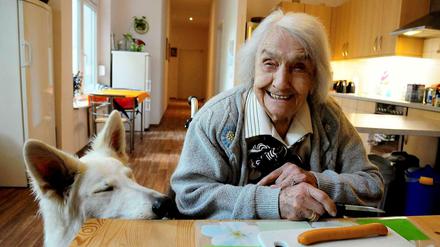 Elisabeth Gundermann in ihrer WG-Küche, rechts: Therapiehund Lilly