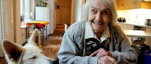 Elisabeth Gundermann in ihrer WG-Küche, rechts: Therapiehund Lilly