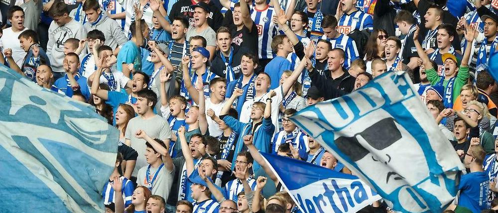 Pfiffe nach dem Sieg. Die Mannschaft zierte sich, mit den Fans zu feiern.