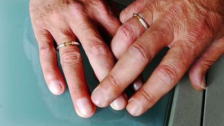 Die „Orientierungshilfe“ der Evangelischen Kirche zum Verständnis von Ehe und Familie warb damit, alle Familienformen anzuerkennen - unabhängig davon ob die zusammenlebenden Menschen verheiratet sind, oder nicht oder wen sie lieben. 
