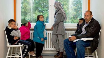 Seit Mittwoch ist Ziad al Hariri (rechts) mit seiner Familie im Lager Friedland. Sie wollen so schnell wie möglich weiter nach Nordrhein-Westfalen.