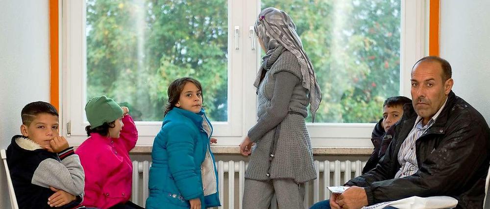 Seit Mittwoch ist Ziad al Hariri (rechts) mit seiner Familie im Lager Friedland. Sie wollen so schnell wie möglich weiter nach Nordrhein-Westfalen.