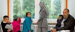 Seit Mittwoch ist Ziad al Hariri (rechts) mit seiner Familie im Lager Friedland. Sie wollen so schnell wie möglich weiter nach Nordrhein-Westfalen.