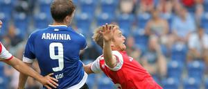 Plötzlich wieder mittendrin. Christian Stuff (rechts) rückte nach der Verletzung von Mario Eggimann zurück in die Startformation.