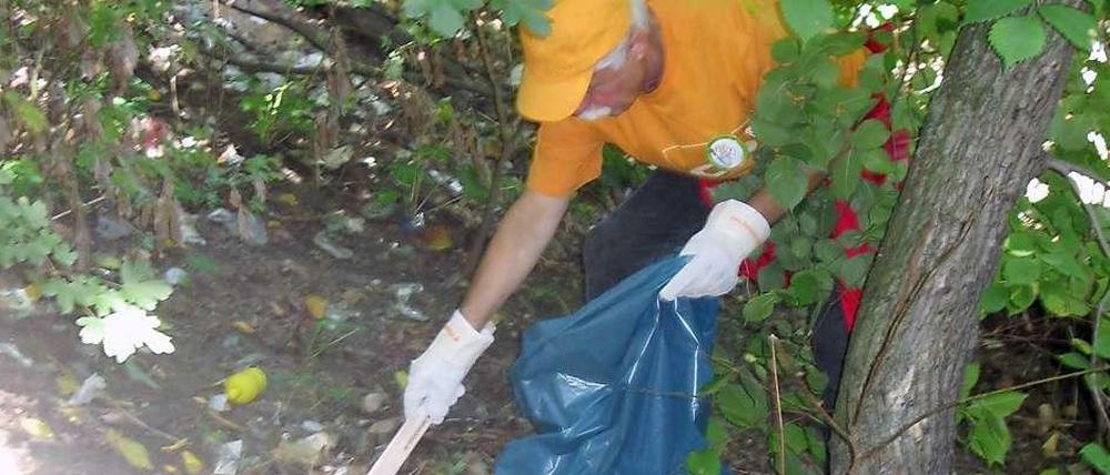Nur mit Zange und Handschuh. An der Gervinusstraße waren Mitglieder der CDU im Einsatz.