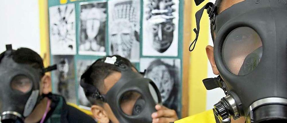 Israelische Kinder bei der Gasmasken-Probe: Droht ein Flächenbrand in der Region?