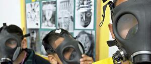 Israelische Kinder bei der Gasmasken-Probe: Droht ein Flächenbrand in der Region?