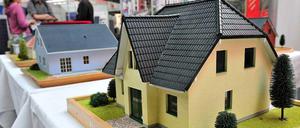 Der Traum vom Haus. Die extrem niedrigen Zinsen befeuern den Immobilienmarkt in Deutschland. Vor allem in Großstädten wird Wohneigentum immer teurer. 