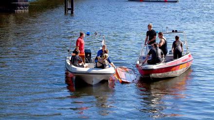 Aufgetaucht. Das von einem Frachtschiff versenkte Ruderboot der beiden Angler konnte schwer beschädigt geborgen werden.