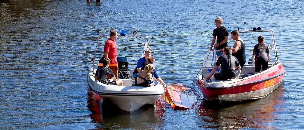 Aufgetaucht. Das von einem Frachtschiff versenkte Ruderboot der beiden Angler konnte schwer beschädigt geborgen werden.