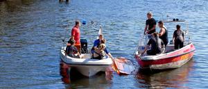 Aufgetaucht. Das von einem Frachtschiff versenkte Ruderboot der beiden Angler konnte schwer beschädigt geborgen werden.