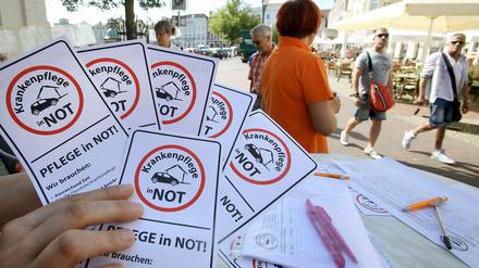 Nur ein Symbolbild! Ob die Pflegedienstmitarbeiter, die 2012 in der Fußgängerzone von Wismar Unterschriften sammelten, auch Passanten bedrängt haben wie im Text beschrieben oder ganz brav und dezent waren, vermögen wir natürlich nicht zu sagen.