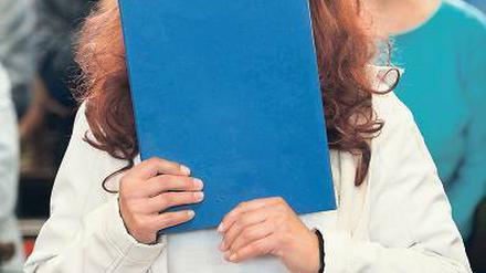 Verbarg sich. Heidi K. mit Perücke und Sonnenbrille am Freitag im Gericht. Foto: dpa