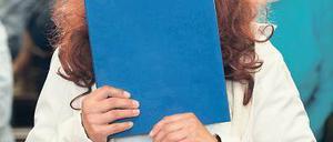 Verbarg sich. Heidi K. mit Perücke und Sonnenbrille am Freitag im Gericht. Foto: dpa