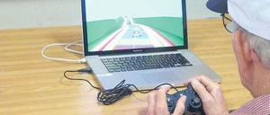 Proband mit dem Spiel "NeuroRacer"