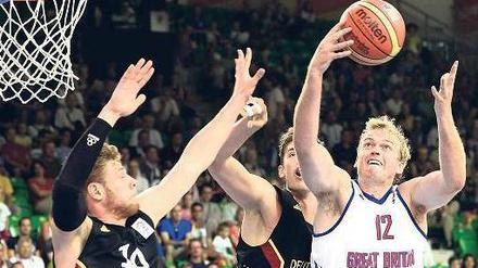 Schwächen am Brett. Deutschlands Basketballer um Lucca Staiger (l.) und Tibor Pleiß (M.) schenkten den Briten viel zu viele und viel zu einfache Offensiv-Rebounds.